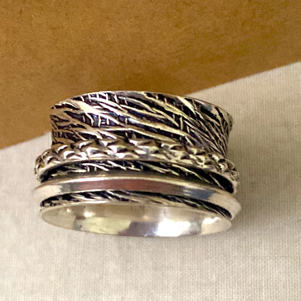 Pretty 925 marked spin ring size 7 1/2